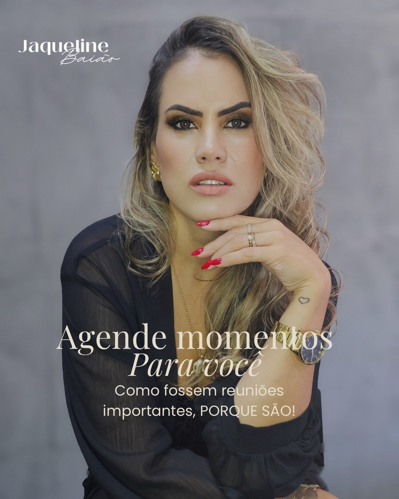 Retrato editorial da Dra. Jaqueline Baião sobre fundo azul-ardósia, peça publicada em seu Instagram